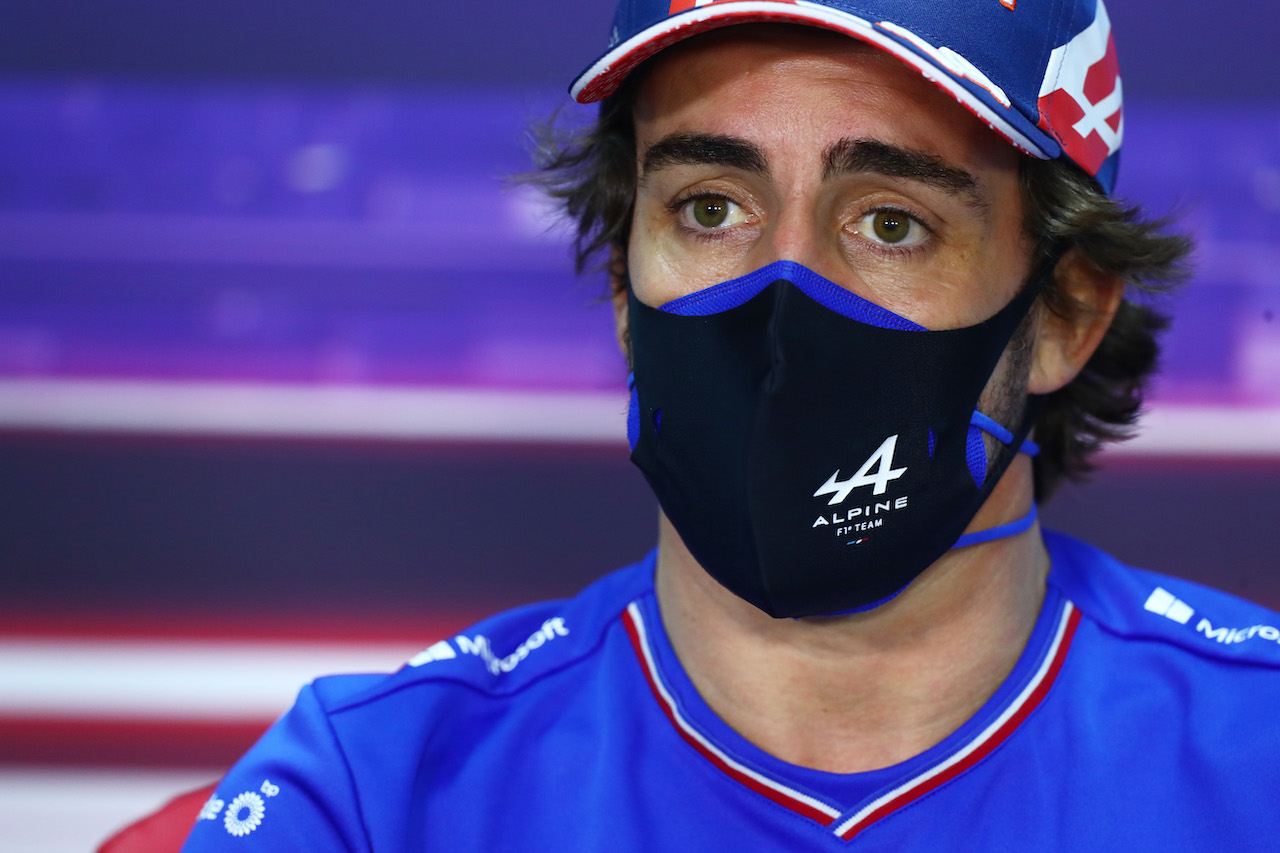 Гонщик прост. Алонсо Бахрейн. Алонсо Дэвис. Алонсо злой. Alonso Bahrain 2023.